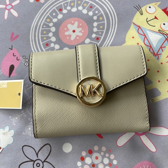 MICHAEL KORS CARMEN MEDIUM LOGO AND FAUX LEATHER WALLET LIGHT SAND - Picture 15 of 16